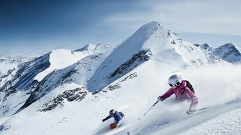 Zwei Skifahrer bei der Abfahrt am Kitzsteinhorn