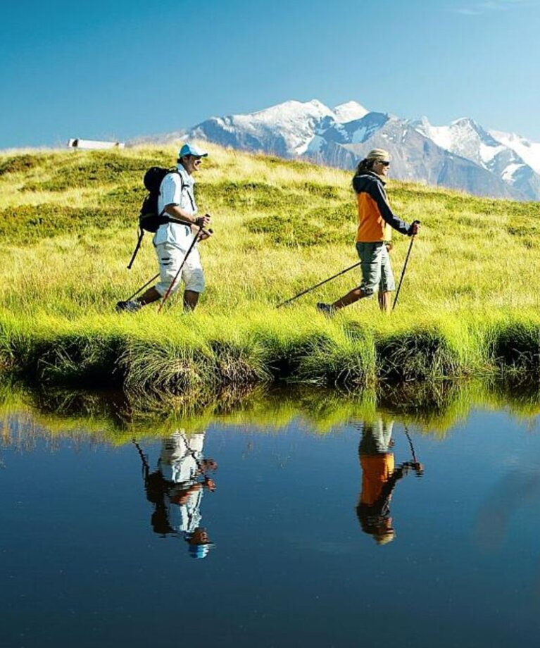 Zwei wandernde Personen