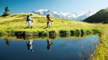 Zwei wandernde Personen