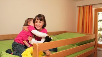 Zwei spielende Kinder auf einem Stockbett | © Privat