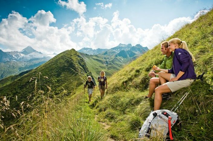 Mehrere Wanderer im hochalpinem Gebiet | © Privat